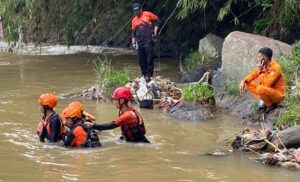 Gunakan Drone, Tim SAR Gabungan Cari Anak Hilang di Sungai Cicatih Sukabumi