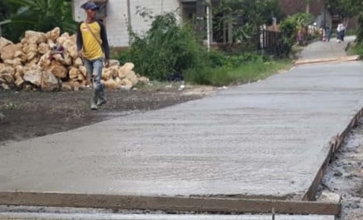 Mantap! Pemdes Jampangtengah Lakukan Rabat Beton Jalan Ciembe-Leuwi Peundeuy