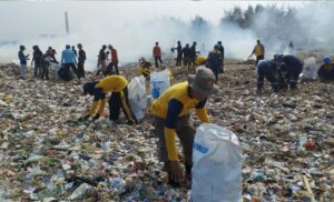 Pemdes Sangrawayang dan Kecamatan Simpenan Inisiasi Aksi Bersih-bersih Pantai Sangrawayang