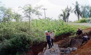 Dinas PU Kabupaten Sukabumi Lakukan Pemasangan Bronjong di Kadaleman Surade