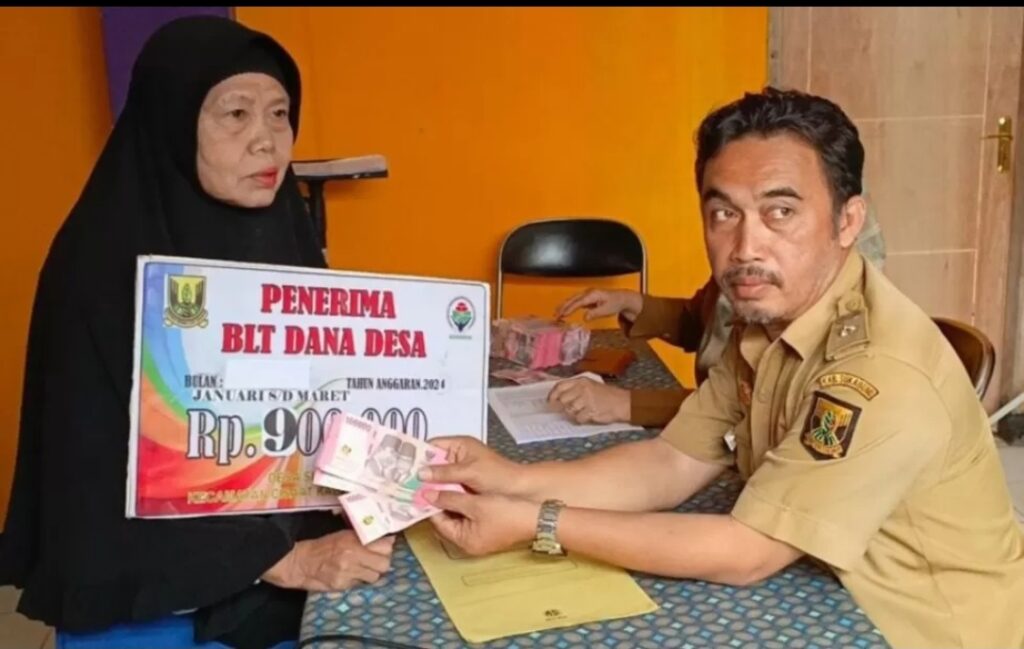 Desa Sukamantri Cisaat, Bagikan BLT DD
