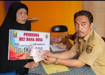 Desa Sukamantri Cisaat, Bagikan BLT DD