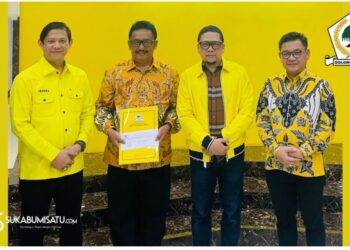 Asep Japar bersama Pengurus DPD Partai Golkar, saat penyerahan SK Pilkada Sukabumi. Kamis, 1/8/24.