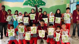 Mahasiswa Universitas Nusa Putra Implementasikan Program Ecoprint dalam KKN di Desa Cikelat