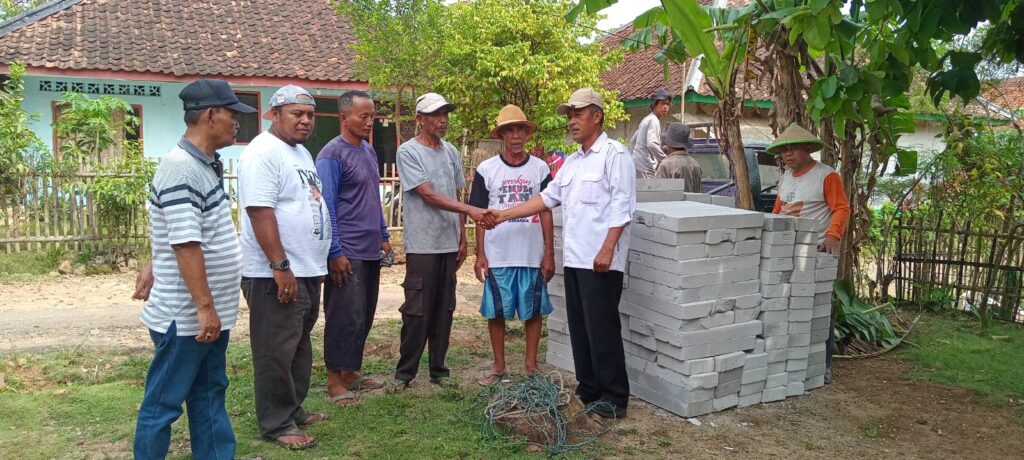Calon Kepala Daerah Iyos Somantri – Zainul Bantu Korban Kebakaran di Ciracap Sukabumi