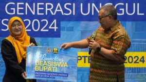 Bupati Sukabumi Berikan Besasiswa Program Generasi Unggul untuk Desa 2024