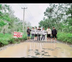 Puluhan Tahun Jalan Tak Diperbaiki, Sekelompok Pemuda di Ciemas Memasang Spanduk Protes