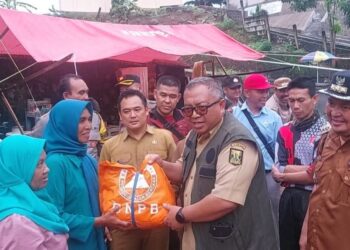 Tinjau Lokasi Bencana Bantar Gadung, Bupati Salurkan Bantuan