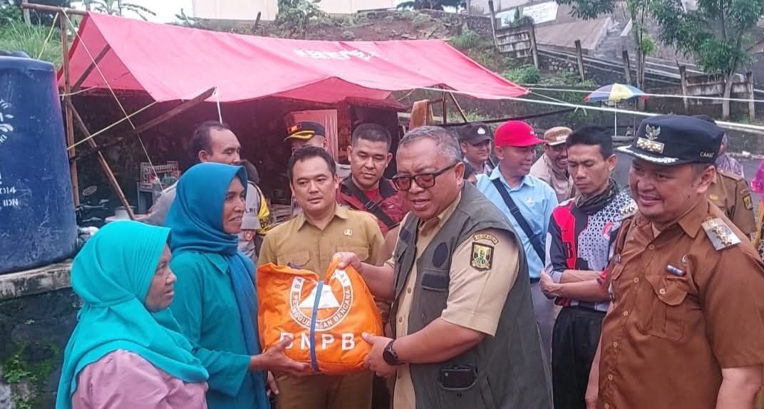 Tinjau Lokasi Bencana Bantar Gadung, Bupati Salurkan Bantuan