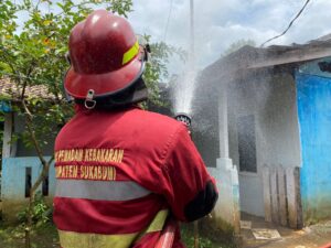 Dramatis, Aksi Damkar Selamatkan Sebuah Rumah 3 Kepala Keluarga di Ciheulang Tonggoh