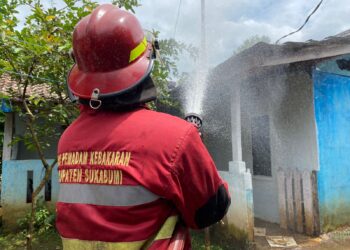 Dramatis, Aksi Damkar Selamatkan Sebuah Rumah 3 Kepala Keluarga di Ciheulang Tonggoh