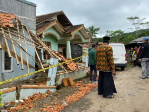 56 Kepala Keluarga di Cibadak Meminta Direlokasi, Akibat Pergerakan Tanah Yang Terus Mengancam