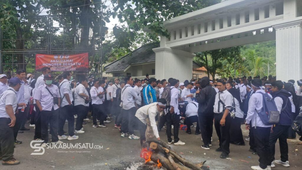 Ribuan Honorer R3 Kabupaten Sukabumi Turun ke Jalan, Tuntut Kepastian Setatus