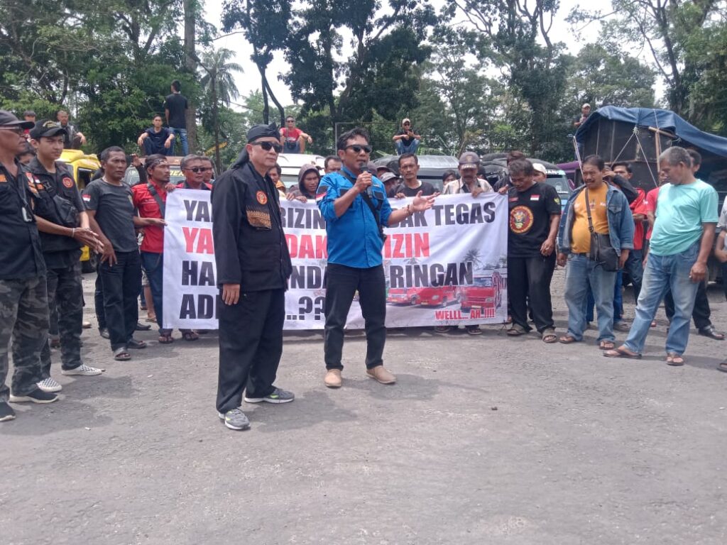 Puluhan Sopir Elf Pajampangan Gelar Aksi Tolak Operasi Taksi Gelap di Sukabumi Selatan
