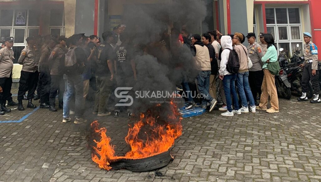 Aliansi Aktivis Gelar Aksi di Depan Disdukcapil Sukabumi, Soroti Dugaan Pungli dan Mark-Up Anggaran