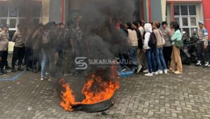 Aliansi Aktivis Gelar Aksi di Depan Disdukcapil Sukabumi, Soroti Dugaan Pungli dan Mark-Up Anggaran
