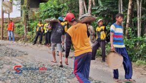 Kesal, Jalan Tak Kunjung di Perbaiki, Warga Perbaiki Sendiri Jalan Kabupaten Sukabumi Ini