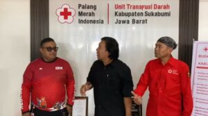 Bang Komeng Kunjungi Markas PMI Sukabumi, Serahkan Bantuan Untuk Penyintas Bencana Alam