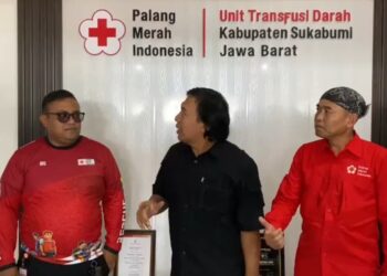 Bang Komeng Kunjungi Markas PMI Sukabumi, Serahkan Bantuan Untuk Penyintas Bencana Alam