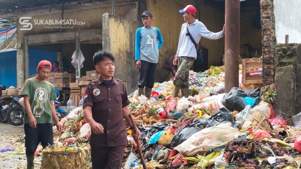 Sampah Menumpuk Berhari-hari, Warga Cibadak Resah