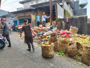 Penumpukan Sampah di Pasar Cibadak Dikeluhkan Warga, Dinas LH : Besok Normal Kembali