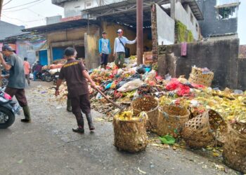 Penumpukan Sampah di Pasar Cibadak Dikeluhkan Warga, Dinas LH : Besok Normal Kembali