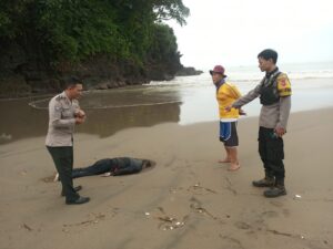 Mayat Laki-laki Misterius Tergeletak di Pantai Kebon Kalapa Cisolok