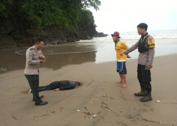 Mayat Laki-laki Misterius Tergeletak di Pantai Kebon Kalapa Cisolok