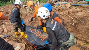 Dramatis, Tim Relawan Gabungan Temukan Korban Longsor Terakhir di Simpenan Sukabumi