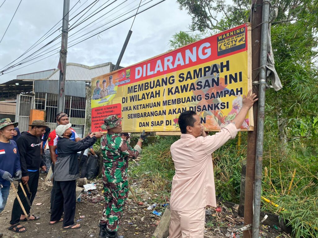 Tertibkan Tempat Pembuangan Sampah Ilegal, Pemdes Karang Tengah Gelar Aksi Bersih-Bersih di Ruas Jalan Nasional