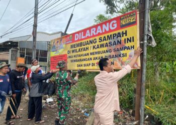 Tertibkan Tempat Pembuangan Sampah Ilegal, Pemdes Karang Tengah Gelar Aksi Bersih-Bersih di Ruas Jalan Nasional
