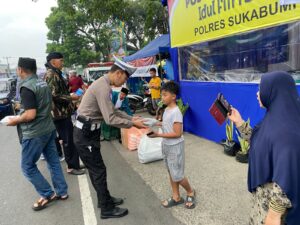 Polisi Petugas Pos Pam Bagikan Ratusan Takjil Gratis Kepada Masyarakat di Sukabumi