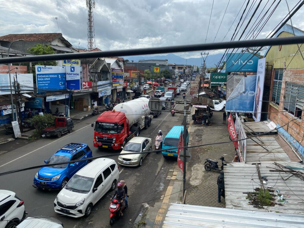Padat Merayap, Jalur Lalu Lintas Sukabumi – Bogor Dikenakan Pengaturan Arus