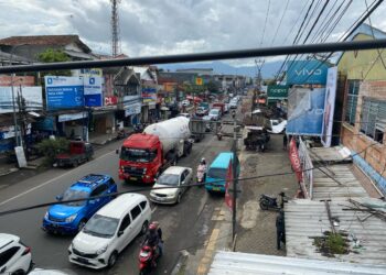Padat Merayap, Jalur Lalu Lintas Sukabumi – Bogor Dikenakan Pengaturan Arus