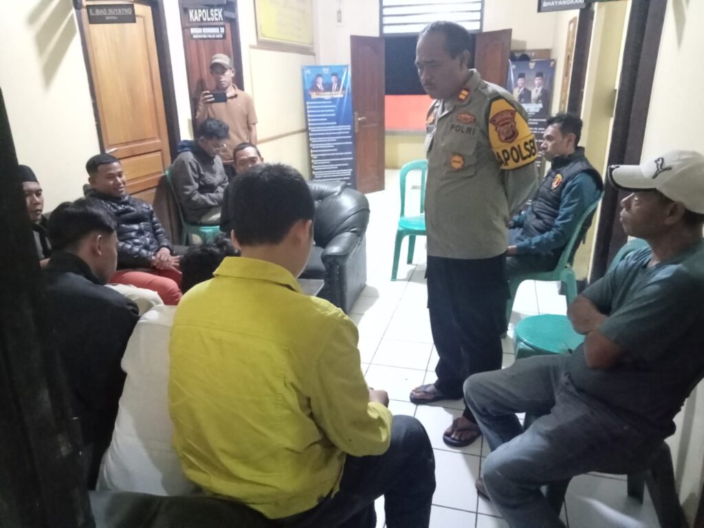 Pelaku tawuran dan keluarga di Mapolsek Purabaya. Sabtu, (29/03/2025).