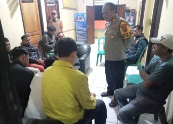 Pelaku tawuran dan keluarga di Mapolsek Purabaya. Sabtu, (29/03/2025).