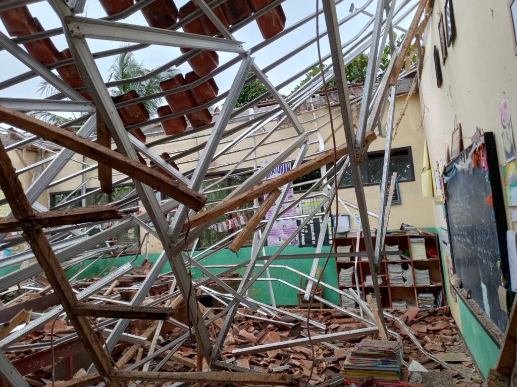 Hujan Angin, Sekolah Dasar di Nagrak Sukabumi Roboh