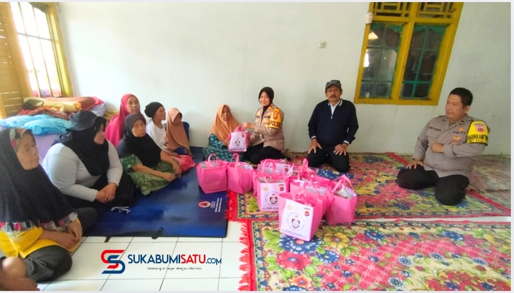 Polsek Lengkong Polres Sukabumi Salurkan Bantuan Sosial kepada Pengungsi Bencana Banjir di Desa Bantarsari