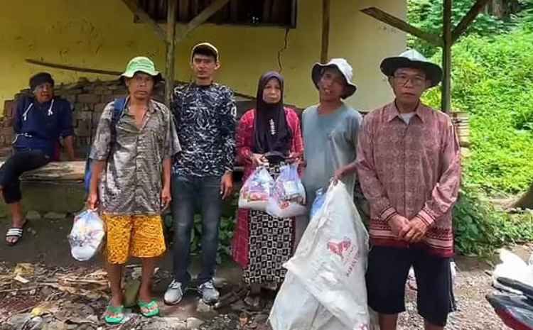 KNPI dan KAHMI Sukabumi Salurkan Bantuan ke Warga Terisolasi di Kawungluwuk