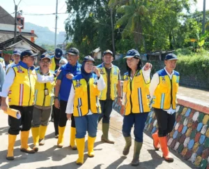 Kadis PU Kabupaten Sukabumi Dampingi Wamen PU Tinjau Kondisi Jembatan Bojongkopo Simpenan
