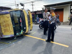 Sopir Ngantuk, Truk Odol Terguling Lalu Lintas Cibadak Macet Parah
