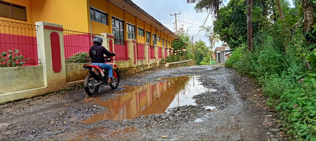 Ruas Jalan Cihanyawar, Jalan Kabupaten di Kecamatan Nagrak yang sudah lama tidak diperbaiki. Selasa, (22/04/2025).