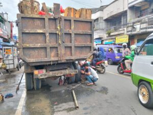 Truk Sampah DLH Mogok di Jalan Surya Kencana Cibadak, Sebabkan Kemacetan