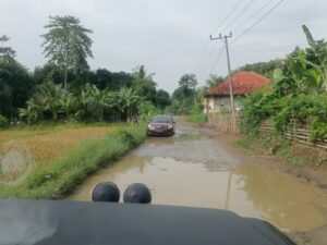 Jalan Tak Kunjung di Perbaiki, Warga Mandrajaya Ciemas Ancam Lakukan Aksi