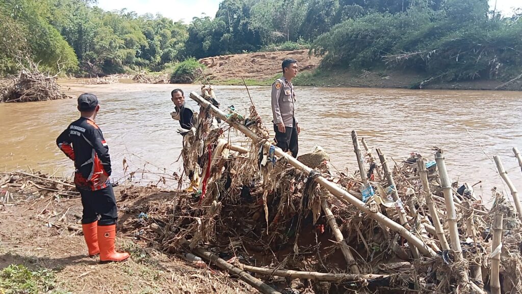 Kang Iman Hilang di Sungai Cikaso Sagaranten, Warga dan Polisi Sisir Sungai Lakukan Pencarian