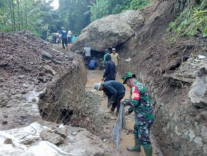 Saluran Irigasi Tertimbun Longsor Ancam 500 Hektar Sawah, Pemdes dan Warga Cimanggu Dibantu TNI Turun Tangan