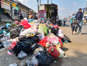 Sampah Menggunung di Jalan Nasional, DLH Kabupaten Sukabumi Lagi-lagi di Semprot Warga