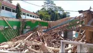 Hampir menimpa Siswa, Mushola MTSN 1 Sukabumi Ambruk