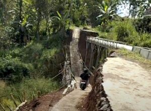Jalan Penghubung Tiga Kecamatan di Sukabumi Putus Akibat Bencana, Warga Harapkan Perbaikan Segera