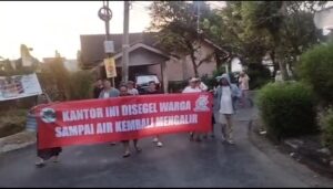 Warga Taman Asri Segel Kantor Pengelola Air Bersih, Protes Pemadaman Air Sejak Minggu